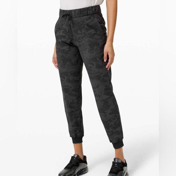 Lululemon discontinued “On the Fly” joggers- Camo size 2 - Picture 5 of 6
